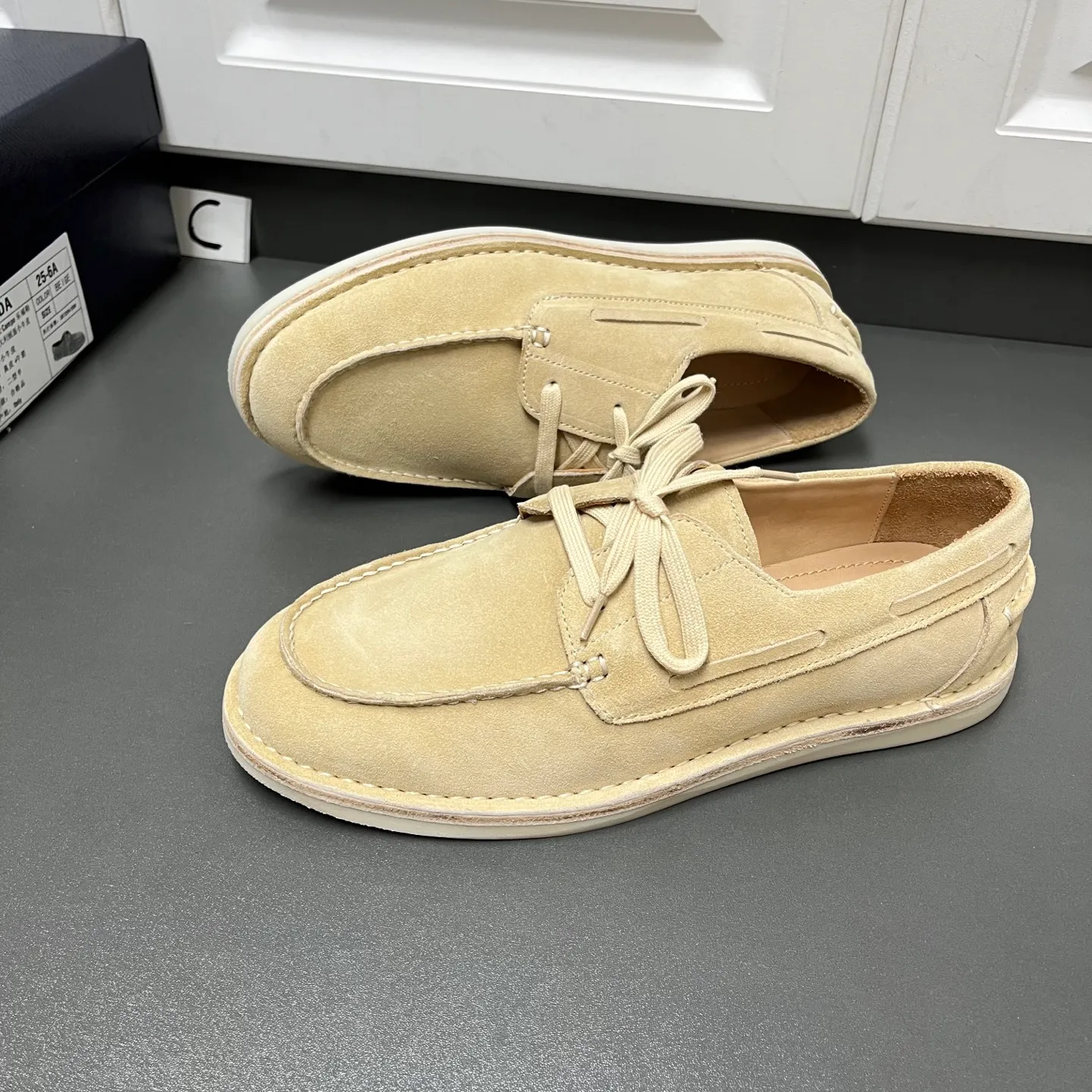 💰840 Prada men's new lace-up leather loafers. Made of flocked two-layer cow leather, these shoes combine classic design with handmade details, blending sophistication with casual comfort. Designed in a lace-up style, with open-stitched seams on the skirt, 1.5cm white rubber soles with leather welts, dyed calfskin lining, and silver-labeled cowhide feet, the style is simple and elegant. C leather shoe size: 39/40/41/42/43/44 khaki original box packaging + dust bag